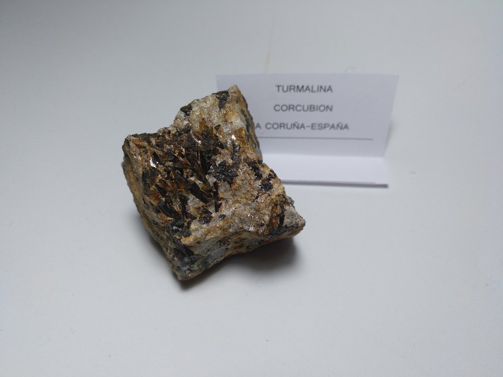 TOURMALINE MINERAL FROM CONCUBION A CORUÑA